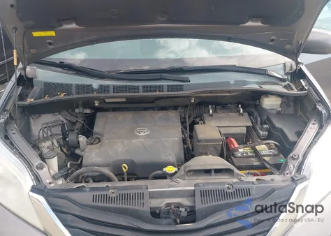 2013 Toyota Sienna Le V6 8 Passenger z USA, uszkodzony, nr VIN 5TDKK3DC4DS345768